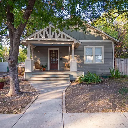 Chic Downtown Farmhouse With Garden And Bbq Grill